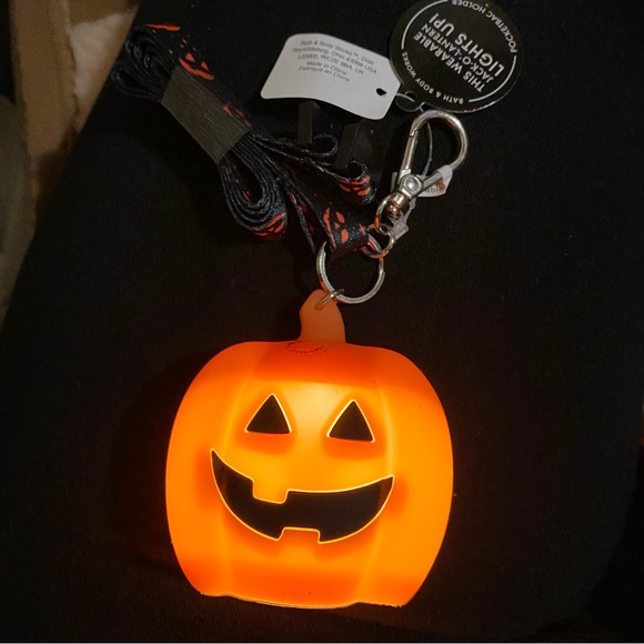 Bath and body works light up hand sanitizer holder keychain - Picture 2 of 2